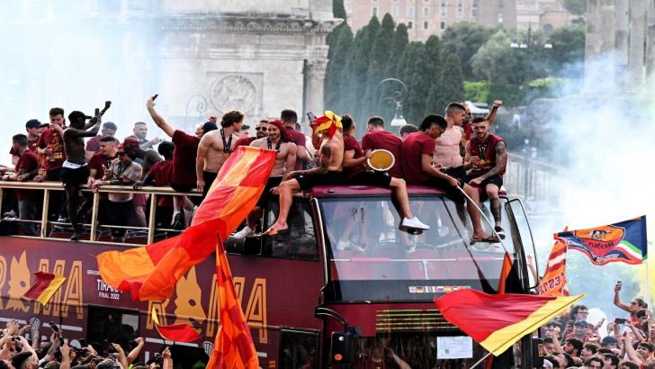 Roma players celebrate winning the Europa Conference League